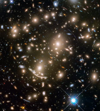 La imagen es una combinación de luz visible e infrarroja cercana, el inmenso grupo es una rica combinación de formas de galaxias. Las galaxias más brillantes y más grandes del cúmulo son las galaxias elípticas, masivas y de color amarillo-blanco, que contienen cientos de miles de millones de estrellas cada una. Las galaxias espirales, como nuestra Vía Láctea, tienen poblaciones de estrellas más jóvenes y son azuladas Abell 370 se encuentra a aproximadamente 4 mil millones de años luz de distancia en la constelación de Cetus, el monstruo marino
