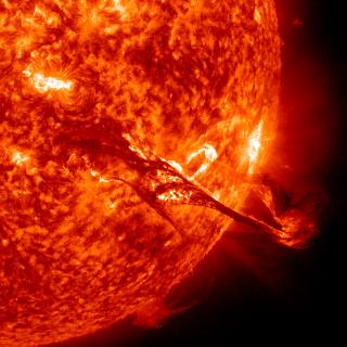 Erupción de un filamento solar visto por AIA / SDO en el ultravioleta extremo. Imagen del Proyecto