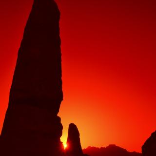 El sol se pone entre los dos obelsicos confirmando el alinemaiento preciso de estos hacía la salida equinoccial del sol. Esto pudo usarse como un marcador astronómico para el control del calendario lunisolar nabateo. José R. Belmonte. Puesta de sol en el equinoccio de primavera en los Obeliscos del Jabal Madbah, en la antigua Petra