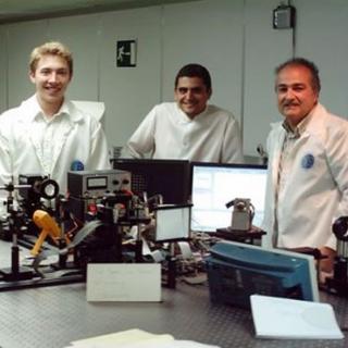 El equipo del proyecto en el laboratorio de óptica