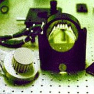 OPTICON Ejemplos de las tecnologías involucradas en estos desarrollos: De izquierda a derecha, sensor de frente de onda de NAOS (VLT), espejos deformables utilizados para la corrección del frente de onda y red de difracción holográfica.