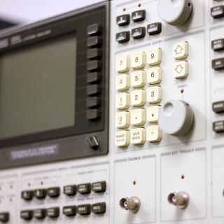 Detalle frontal del analizador de sistemas de control. Dispositivo electrónico con un teclado, botones y una pequeña pantalla