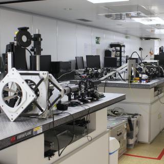 General view of one of the rooms (A) of the optical laboratory. Elongated laboratory with metal tables with holes and various optical and mechanical elements on top of them