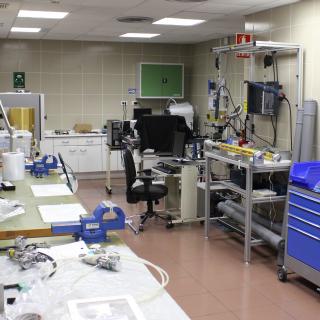 General view of the Mechanical Integration and Verification Laboratory General view of the Mechanical Integration and Verification Laboratory. Medium-sized laboratory with work benches, electronic devices, mechanical tools and cabinets