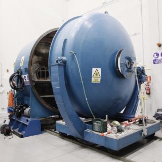 General view of the aluminizing plant. Cylindrical machine of 3 m diameter open to allow the placement of a mirror in its interior